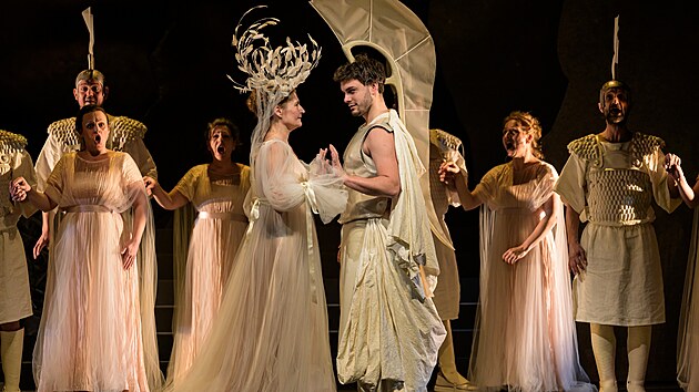 Mark�ta Cukrov� (Dido), Luk� Ba��k (Aeneas) a sbr v ope�e Dido a Aeneas v pra�sk�m Stavovsk�m divadle