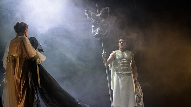 Mark�ta Cukrov� (Dido) a Luk� Ba��k (Aeneas) v ope�e Dido a Aeneas v pra�sk�m Stavovsk�m divadle