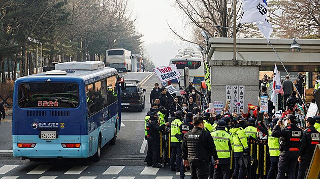 Skupina demonstrant� se shrom�dila na podporu b�val�ho jihokorejsk�ho prezidenta Jun Sok-jola, kdy� autobus, kter� ho vezl, p�ij�d� k soudu v Soulu. (16. ledna 2026)