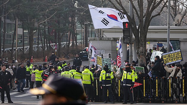Skupina demonstrant� se shrom�dila na podporu b�val�ho jihokorejsk�ho prezidenta Jun Sok-jola. (16. ledna 2026)