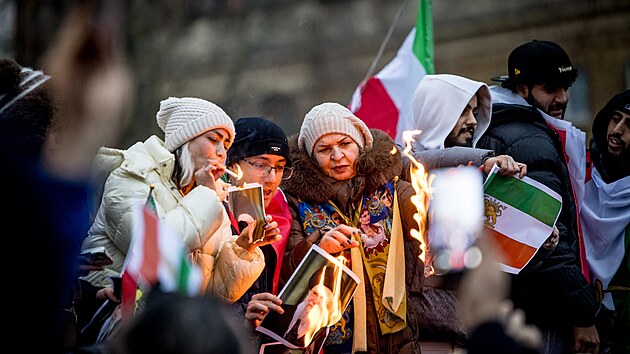 Demonstrace zap�len� cigarety o ho��c� obraz v�dce isl�msk�ho re�imu ajatoll�ha Chamene�ho na podporu revoluce za svobodn� �r�n v Lond�n�. (11. ledna 2026)