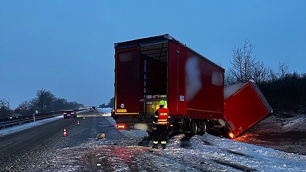 Po�as� zna�n� komplikuje dopravu v �steck�m kraji. (13. ledna 2026)