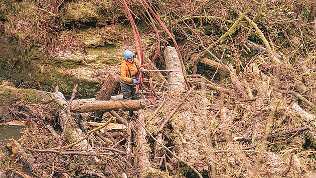 Z koryta ���ky Kamenice v N�rodn�m parku �esk� �v�carsko zmizely des�tky naplaven�ch a popadan�ch strom�. D�evn� hmotu o celkov� hmotnosti 23 tun z hlubok� skaln� sout�sky postupn� vynesl vrtuln�k.