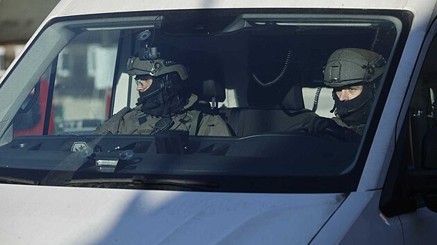 Policist� zasahuj�c� v Ch�ibsk� na D���nsku, kde �to�n�k st��lel na obecn�m ��ad�. (19. ledna 2026)