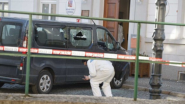 St�elbou po�kozen� auto v Ch�ibsk� na D���nsku, kde �to�n�k st��lel na obecn�m ��ad�. (19. ledna 2026)