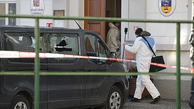 St�elbou po�kozen� auto v Ch�ibsk� na D���nsku, kde �to�n�k st��lel na obecn�m ��ad�. (19. ledna 2026)