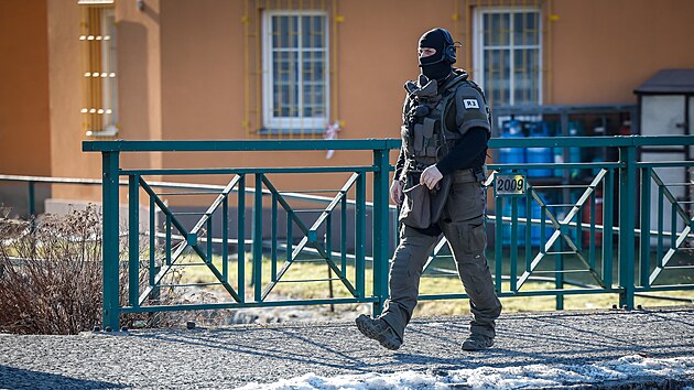 Policie v Ch�ibsk� na D���nsku, kde do�lo ke st�elb�. (19. ledna 2026)