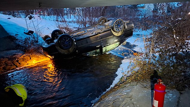 �idi� auta v �jezdu na Olomoucku se z��til do potoku. Pos�dka z�stala zakl�n�n� hlavou dol�. (11. ledna 2026)