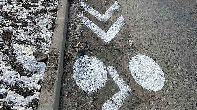 Pracovn�ci namalovali zna�en� p�es zamrzl� sn�h a dal�� ne�istoty.