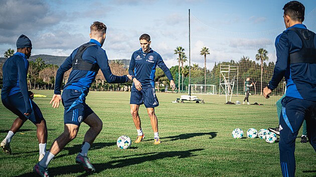 Nov� posila Sigmy Olomouc P�ter Bar�th (uprost�ed) u� tr�nuje s t�mem na...