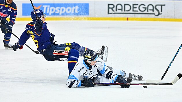 Tom� Galvas z Liberce (dole) a Martin Ber�nek z �esk�ch Bud�jovic upadli po vz�jemn�m souboji.