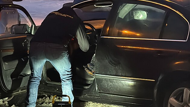 P�i policejn� honi�ce na Praze 4 policist� osobn�mu vozidlu prost�elili pneumatiku, to �idi�e nezastavilo. (14. ledna 2025)