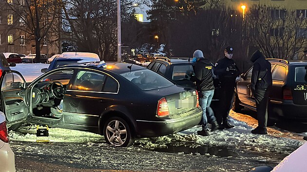 P�i policejn� honi�ce na Praze 4 policist� osobn�mu vozidlu prost�elili pneumatiku, to �idi�e nezastavilo. (14. ledna 2025)