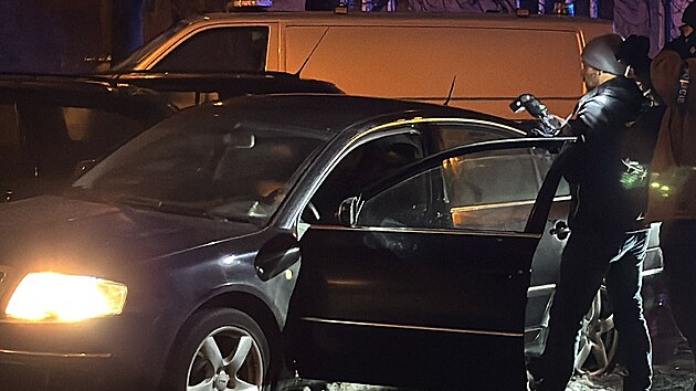 P�i policejn� honi�ce na Praze 4 policist� osobn�mu vozidlu prost�elili pneumatiku, to �idi�e nezastavilo. (14. ledna 2025)