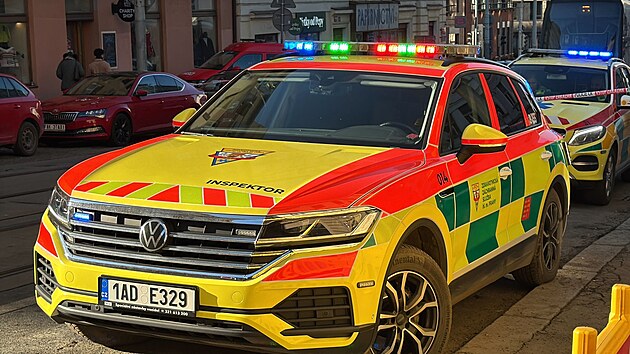 Z�sah v�ech jednotek IZS u po��ru bytov�ho domu na pra�sk�m �i�kov�. (19. ledna 2026)