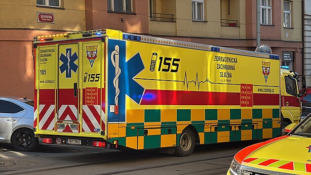 Z�sah v�ech jednotek IZS u po��ru bytov�ho domu na pra�sk�m �i�kov�. (19. ledna 2026)