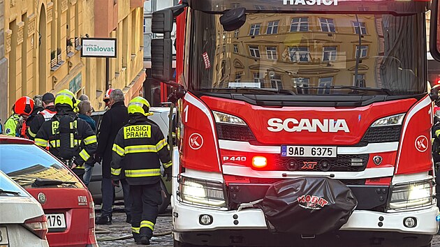 Z�sah v�ech jednotek IZS u po��ru bytov�ho domu na pra�sk�m �i�kov�. (19. ledna 2026)