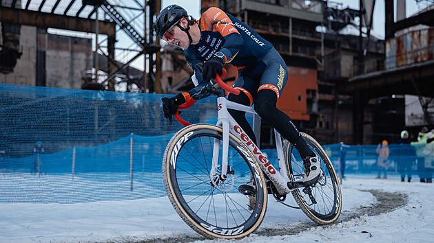 Bažant ve Zemanová cyclocross'ta ülke şampiyonluğunu kutluyor