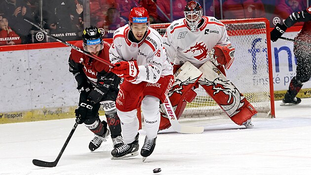 T�ineck� obr�nce Luk� Galvas se p�ed spar�anem Janem Eberlem sna�� vyv�zt puk od branky Ond�eje Kacetla.