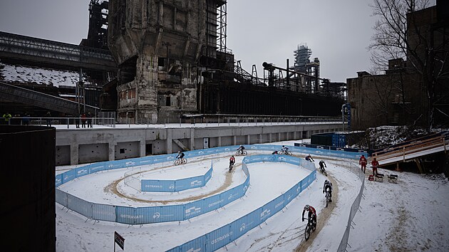 Cyklokrosové mistrovství republiky se konalo v industriálním komplexu Dolních...