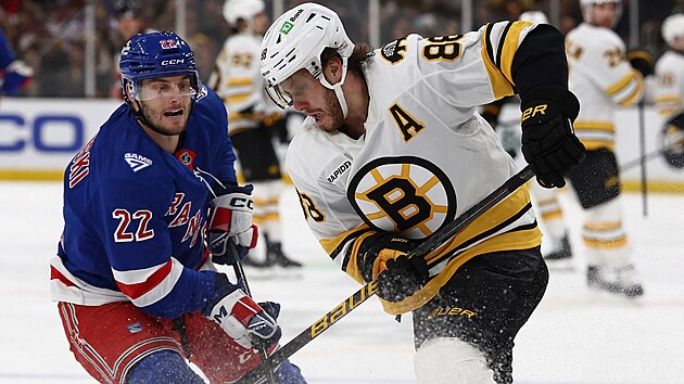 Bostonsk� �to�n�k David Pastr��k (vpravo) a Jonny Brodzinski z New Yorku Rangers