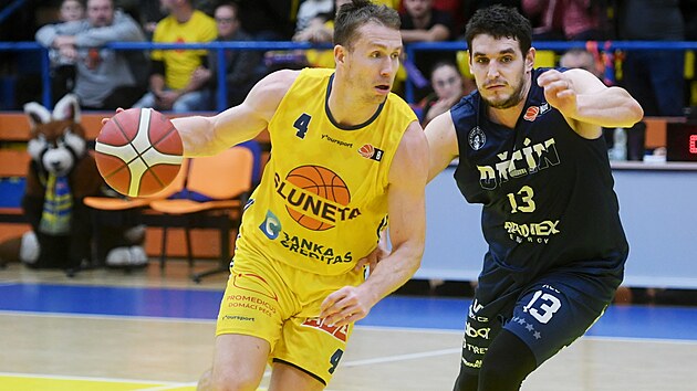 �steck� Tom� Vyoral se sna�� obej�t Filipa Kroutila z D���na.