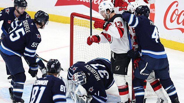 �to�n�k Nico Hischier z New Jersey se raduje z g�lu v utk�n� proti Winnipegu.