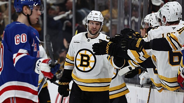 Bostonsk� �to�n�k Pavel Zacha slav� se spoluhr��i vst�elen� hattrick.