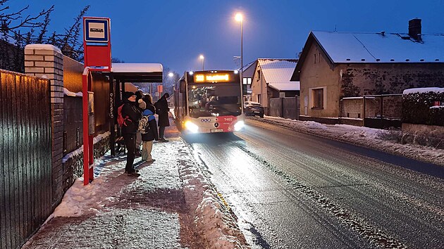 Kv�li ledovce nejezd� ve st�edn�ch �ech�ch velk� ��st p��m�stsk�ch a region�ln�ch autobusov�ch linek. (13. ledna 2026)