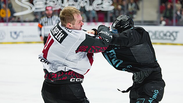 Filip Chlap�k se pere s Janem Bambulou.