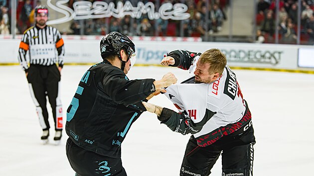 Jan Bambula (vlevo) sv�d� p�stn� souboj s Filipem Chlap�kem.