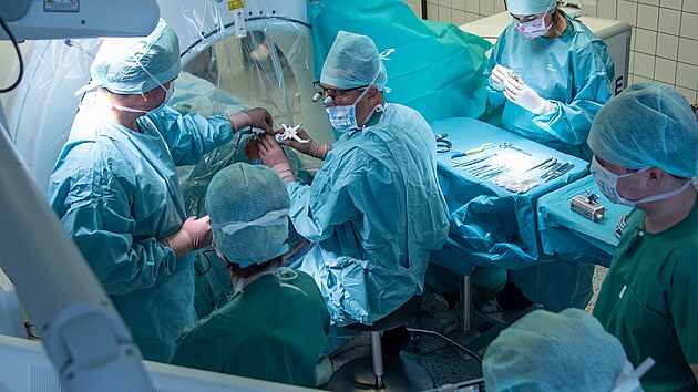 Ve Fakultn� nemocnici Olomouc provedli l�ka�i unik�tn� operaci pacienta trp�c�ho obsedantn�-kompluzivn� poruchou.