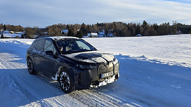 Na sn�hu i v lese. BMW iX ukazuje s�lu elektrick�ho xDrivu. Pohon v�ech kol...