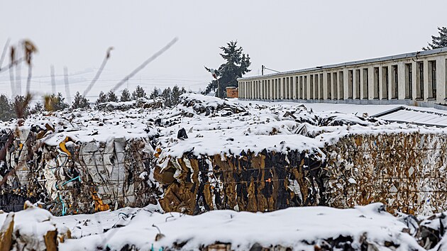 Are�l v K�i�anovic�ch u Bu�ovic na Vy�kovsku u� v�ce ne� rok p�et�k� �horami� odpadu p�ev�n� z It�lie. Hromady tvo�� textil, zbytky z aut tvo�en� hlavn� polstrov�n�m a odpadn� plasty. Nach�zej� se nejen venku, ale i uvnit� v hal�ch. Dohromady se jedn� o v�c ne� tis�c tun odpadu.(15. ledna 2025)