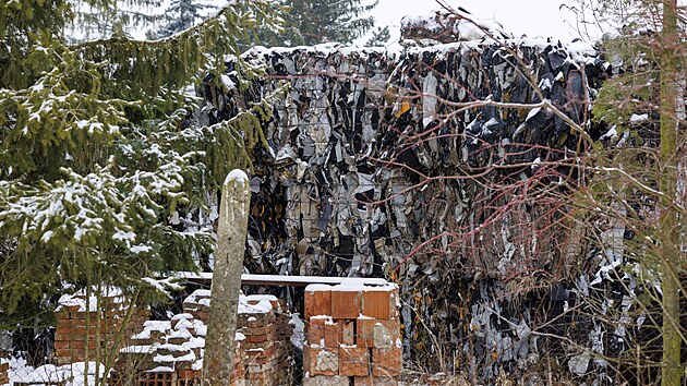 Are�l v K�i�anovic�ch u Bu�ovic na Vy�kovsku u� v�ce ne� rok p�et�k� �horami� odpadu p�ev�n� z It�lie. Hromady tvo�� textil, zbytky z aut tvo�en� hlavn� polstrov�n�m a odpadn� plasty. Nach�zej� se nejen venku, ale i uvnit� v hal�ch. Dohromady se jedn� o v�c ne� tis�c tun odpadu.(15. ledna 2025)