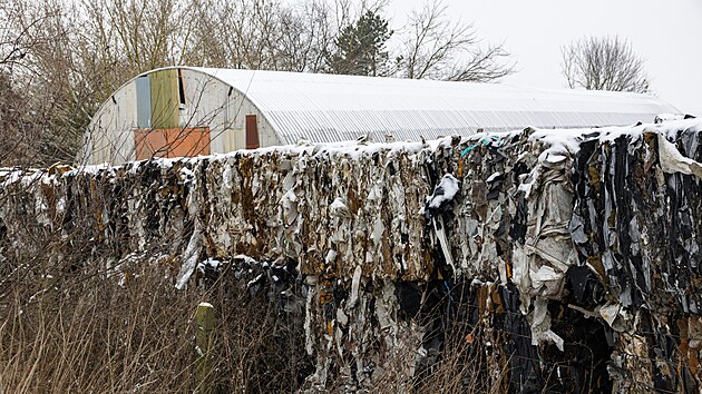 Are�l v K�i�anovic�ch u Bu�ovic na Vy�kovsku u� v�ce ne� rok p�et�k� �horami� odpadu p�ev�n� z It�lie. Hromady tvo�� textil, zbytky z aut tvo�en� hlavn� polstrov�n�m a odpadn� plasty. Nach�zej� se nejen venku, ale i uvnit� v hal�ch. Dohromady se jedn� o v�c ne� tis�c tun odpadu.(15. ledna 2025)