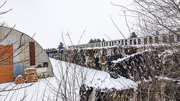 Are�l v K�i�anovic�ch u Bu�ovic na Vy�kovsku u� v�ce ne� rok p�et�k� �horami� odpadu p�ev�n� z It�lie. Hromady tvo�� textil, zbytky z aut tvo�en� hlavn� polstrov�n�m a odpadn� plasty. Nach�zej� se nejen venku, ale i uvnit� v hal�ch. Dohromady se jedn� o v�c ne� tis�c tun odpadu.(15. ledna 2025)