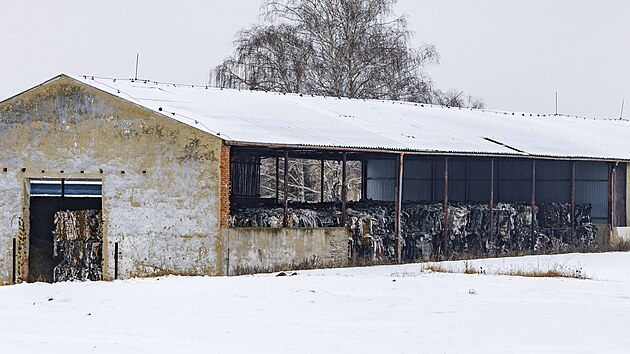 Are�l v K�i�anovic�ch u Bu�ovic na Vy�kovsku u� v�ce ne� rok p�et�k� �horami� odpadu p�ev�n� z It�lie. Hromady tvo�� textil, zbytky z aut tvo�en� hlavn� polstrov�n�m a odpadn� plasty. Nach�zej� se nejen venku, ale i uvnit� v hal�ch. Dohromady se jedn� o v�c ne� tis�c tun odpadu.(15. ledna 2025)