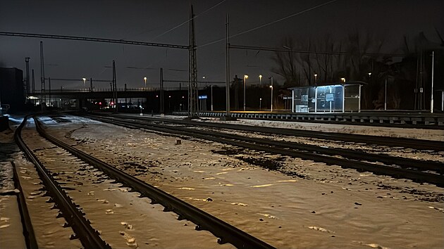 Z�sah slo�ek IZS u �elezni�n� trati. Kv�li st�etu vlaku s osobou byl provoz na n�kolika �sec�ch v Praze zcela zastaven (17. ledna 2026)