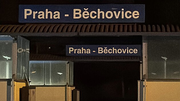 Z�sah slo�ek IZS u �elezni�n� trati. Kv�li st�etu vlaku s osobou byl provoz na n�kolika �sec�ch v Praze zcela zastaven (17. ledna 2026)