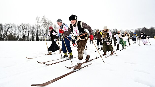 Dobov� kost�my, historick� ly�e a pohodov� atmosf�ra. Z�vod Skiman u Polni�ky na ���rsku je sp� spole�ensk�m setk�n�m ne� honbou za v�sledky. ��astn�ci v�ech generac� vyr�ej� do b�l� stopy hlavn� za z�itkem, tradic� a radost� z pohybu v zimn� krajin�.