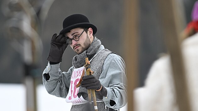 Dobov� kost�my, historick� ly�e a pohodov� atmosf�ra. Z�vod Skiman u Polni�ky na ���rsku je sp� spole�ensk�m setk�n�m ne� honbou za v�sledky. ��astn�ci v�ech generac� vyr�ej� do b�l� stopy hlavn� za z�itkem, tradic� a radost� z pohybu v zimn� krajin�.