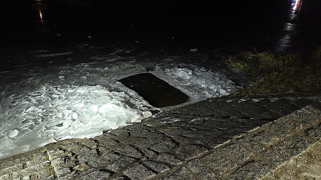 Z�sah policist� a kolemjdouc�ch u Tril�ova jezu v �esk�ch Bud�jovic�ch, kde se v �ece Vltav� topily dv� d�vky. Jedna z nich je ve velmi v�n�m stavu (17. ledna 2026)