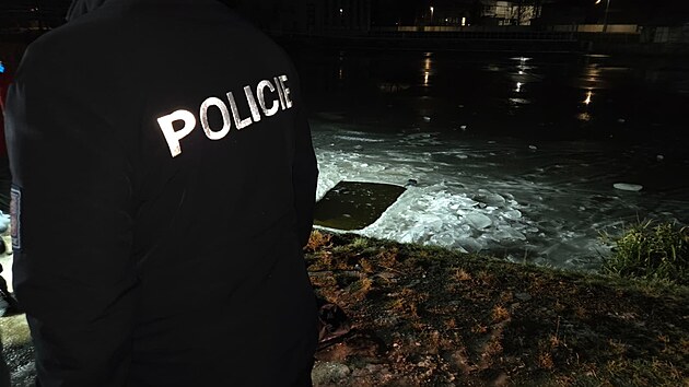 Z�sah policist� a kolemjdouc�ch u Tril�ova jezu v �esk�ch Bud�jovic�ch, kde se v �ece Vltav� topily dv� d�vky. Jedna z nich je ve velmi v�n�m stavu (17. ledna 2026)