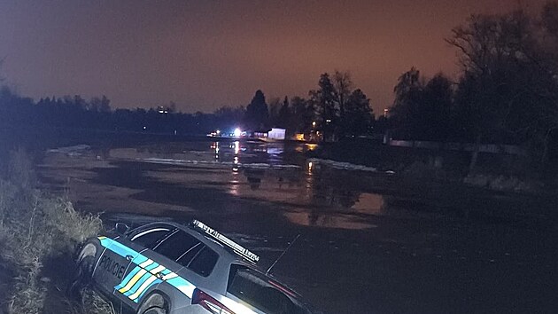 Z�sah policist� a kolemjdouc�ch u Tril�ova jezu v �esk�ch Bud�jovic�ch, kde se v �ece Vltav� topily dv� d�vky. Jedna z nich je ve velmi v�n�m stavu (17. ledna 2026)