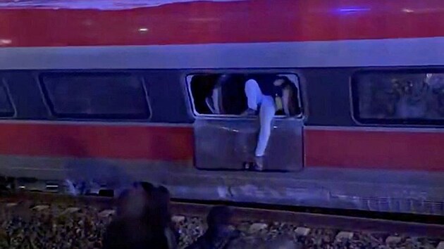 Z�chran��i zasahuj� u vykolejen�ch vlak� po v�n� sr�ce na jihu �pan�lska (18. ledna 2026)