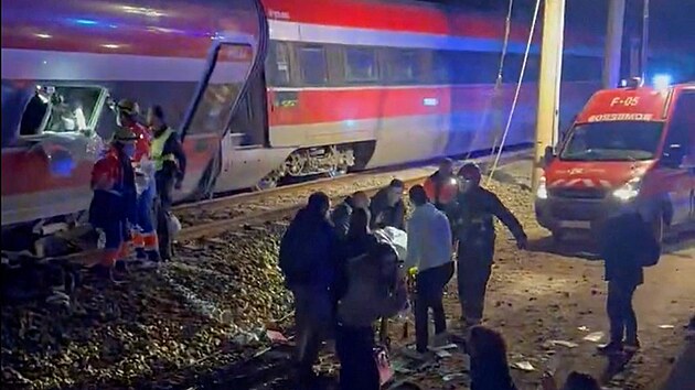 Z�chran��i zasahuj� u vykolejen�ch vlak� po v�n� sr�ce na jihu �pan�lska (18. ledna 2026)