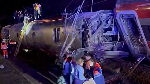 Z�chran��i zasahuj� u vykolejen�ch vlak� po v�n� sr�ce na jihu �pan�lska (18. ledna 2026)