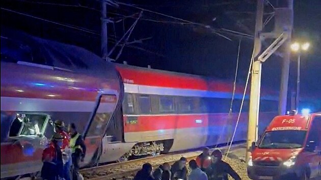 Při srážce vlaků na jihu Španělska zahynulo nejméně jednadvacet lidí