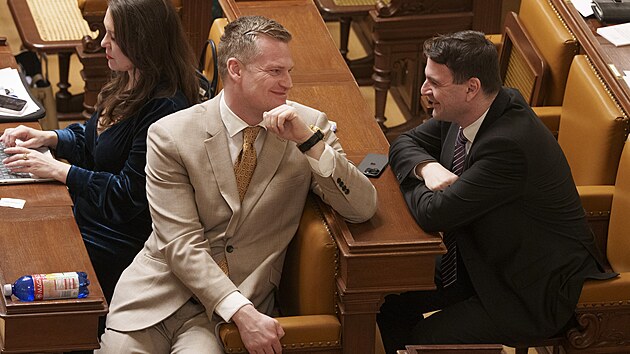 Sch�ze Poslaneck� sn�movny. Filip Turek a Petr Macinka (Motorist� sob�). (13. ledna 2026)